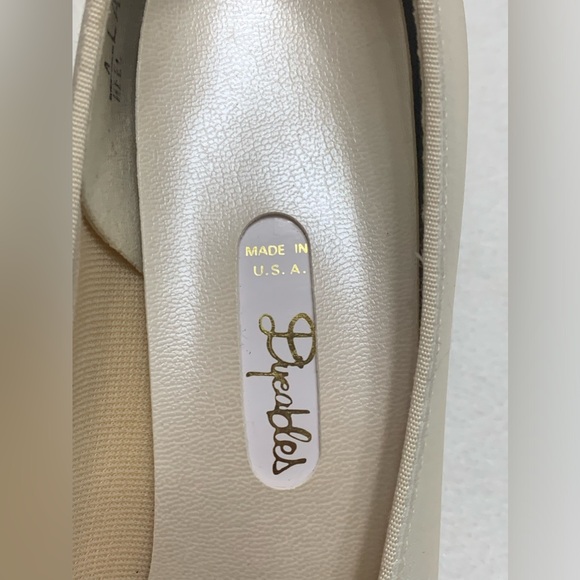VINTAGE DYEABLES IVORY HEELS - SZ. 7 1/2 D - Picture 3 of 9